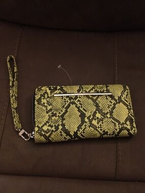 Steve Madden zip around wristlet/clutch